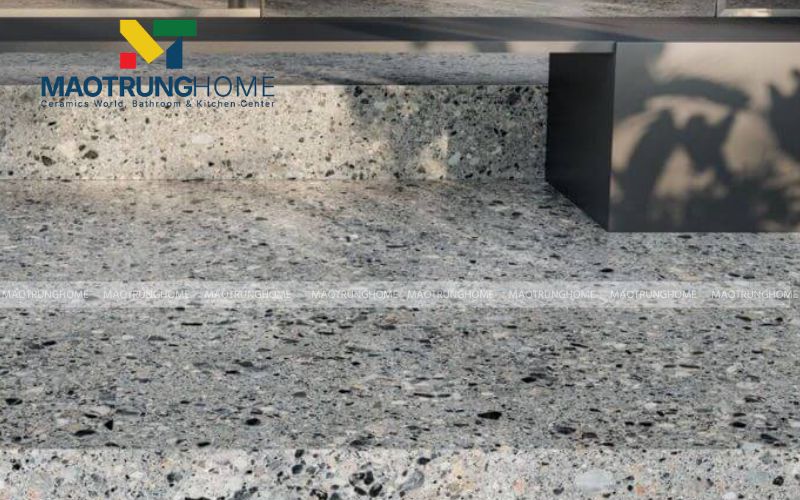 Ứng dụng gạch terrazzo hạt đá mài nổi bật cho khu vực bậc thềm và lối đi.