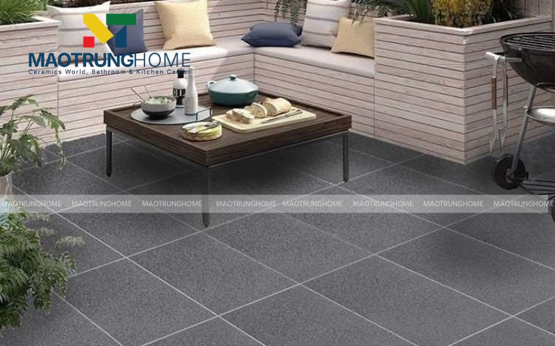 Gạch thẻ lát sân vườn màu xám đen phong cách tối giản và bền bỉ.