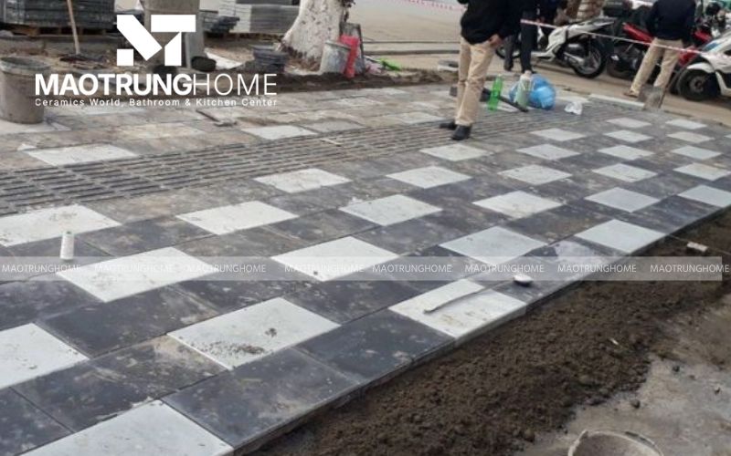 Thi công gạch block tự chèn phối màu caro hiện đại cho khu vực vỉa hè.