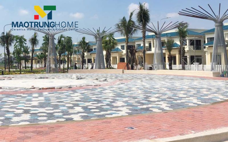 Ứng dụng gạch block tự chèn tạo hình họa tiết nghệ thuật cho quảng trường đô thị.