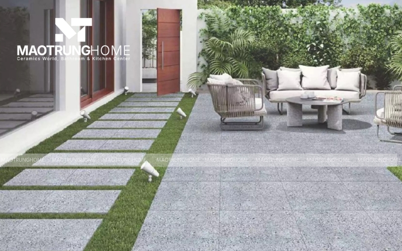Các mẫu gạch xi măng lát sân vườn chống trơn đẹp phải đạt chuẩn ma sát để tránh trượt ngã khi ướt