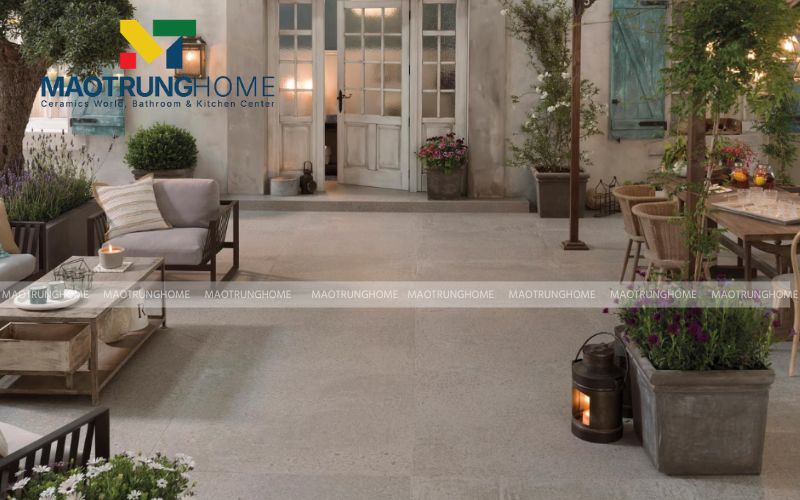 Ứng dụng gạch porcelain xi măng bề mặt nhám chống trơn trượt cho sân vườn cafe.