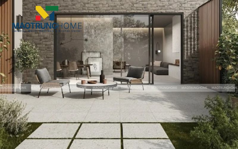 Mẫu gạch terrazzo lát nền chịu lực tốt cho khu vực sinh hoạt chung ngoài trời.