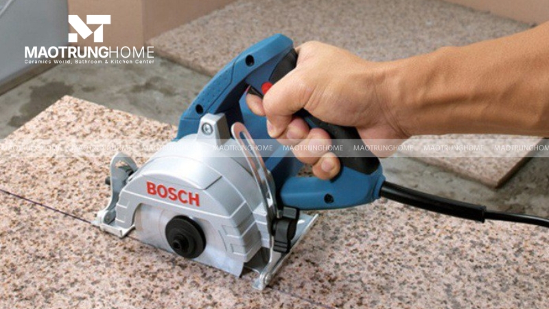 Cắt gạch lát nền không bị mẻ bằng máy cầm tay