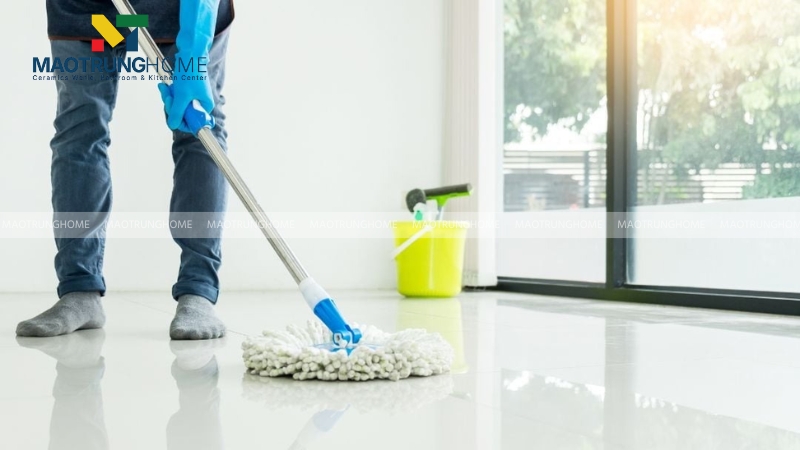 Bạn nên vệ sinh thường xuyên để sàn và ron gạch bền đẹp