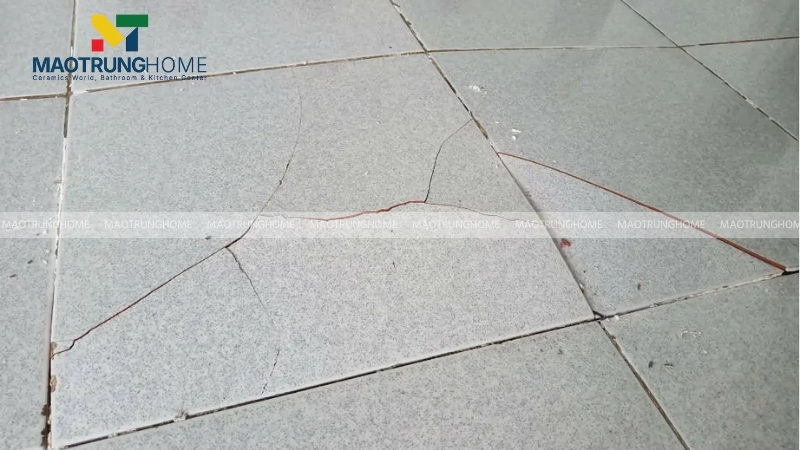 Gạch bong tróc có thể do bạn đã bỏ qua bước vệ sinh ban đầu trước khi chà