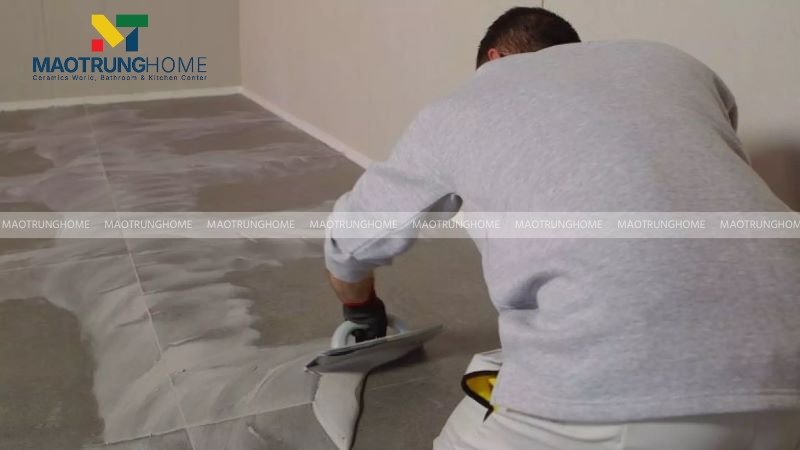 Thợ phải thao tác nhanh vì xi măng trắng dễ đông kết