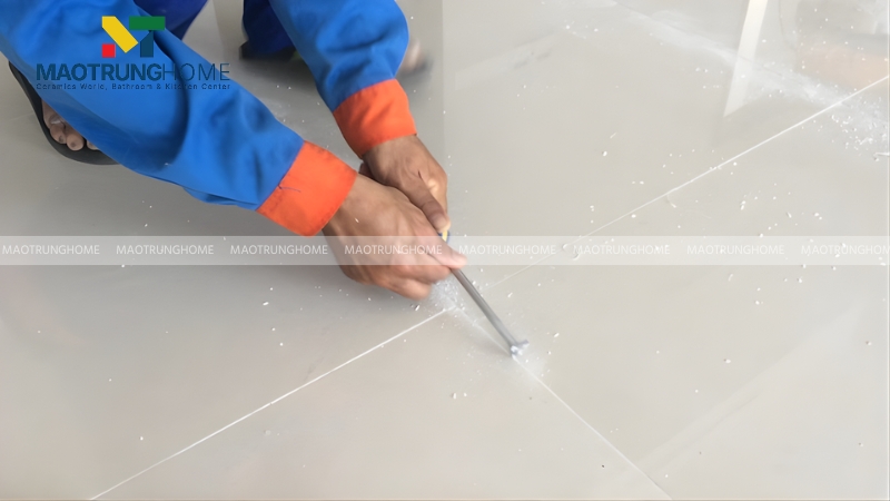 Bạn cần vệ sinh ron gạch trước tiên
