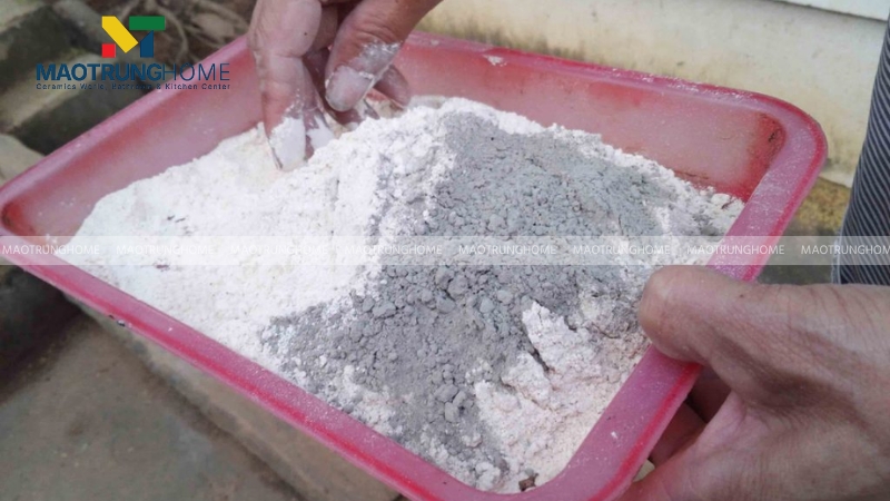 Pha trộn xi măng trắng theo tỉ lệ chuẩn trước khi chà