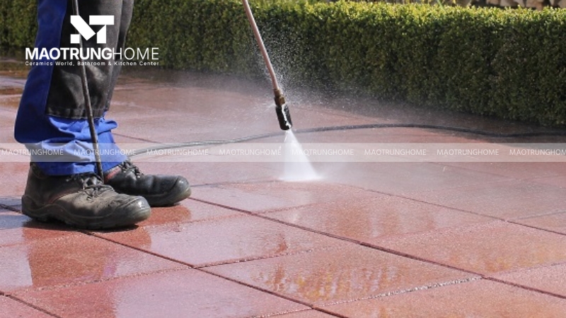 Loại bỏ rong rêu trên gạch lát sân là giải pháp chống trơn trượt sân vườn