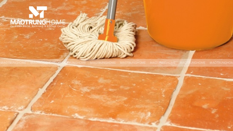 Làm sạch gạch đỏ lát sân bị dính xi măng