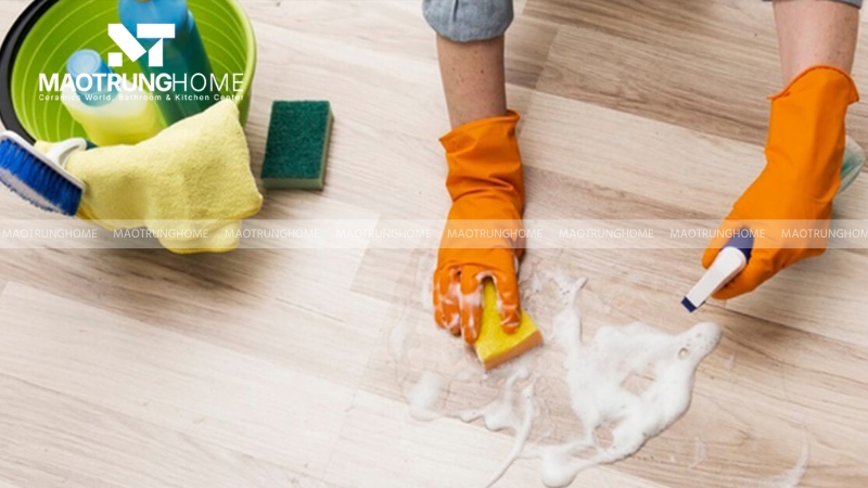 Khoảng 2 - 4 tiếng sau khi vệt sơn rơi xuống sàn