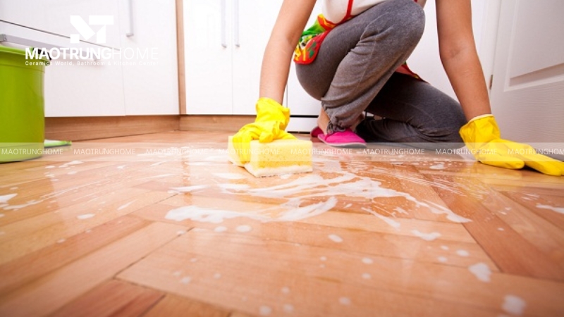 Dùng khăn vải mềm lau nhẹ nhàng nhiều lần