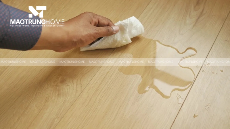 Đổ trực tiếp hóa chất tẩy mạnh lên sàn có thể gây ra nhiều hệ lụy