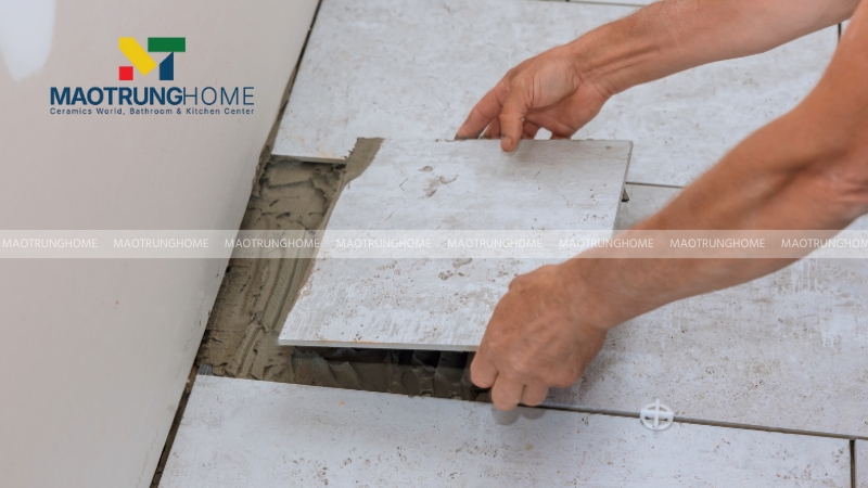 Đặt viên gạch nhẹ nhàng xuống lớp keo dán