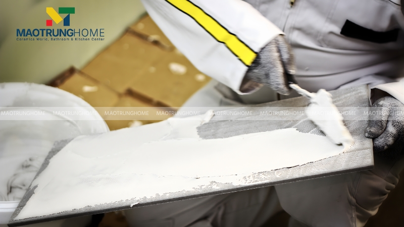 Trét keo dạng điểm dưới đáy gạch có thể làm gạch bị nứt vỡ trong tương lai