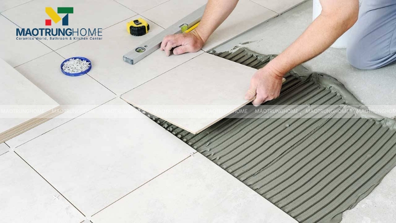 Người thợ tiến hành Đo đạc và chia bố cục gạch trước khi lát