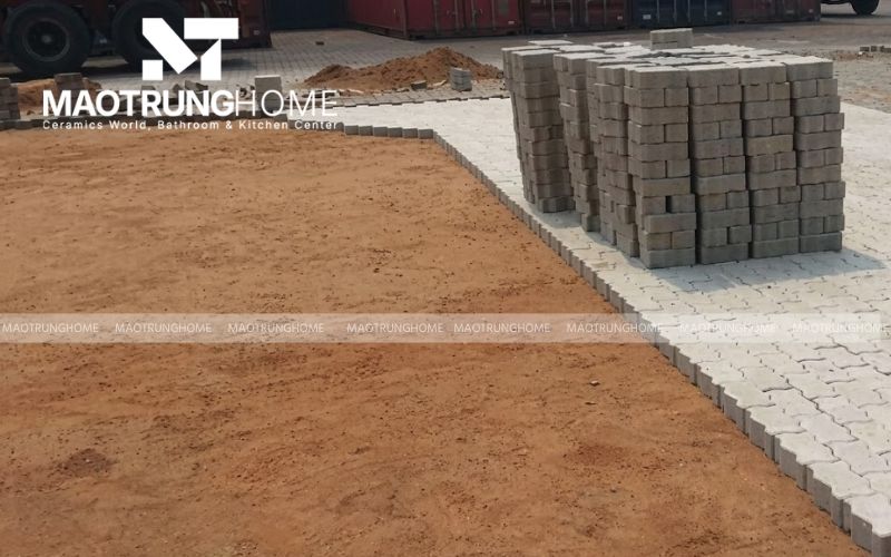 Lát hàng gạch viền bo xung quanh để định hình khu vực thi công