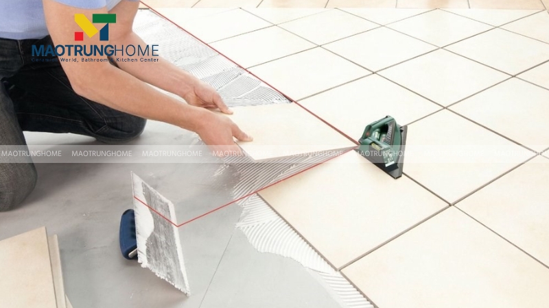 Tiến hành ốp lát gạch từ tâm ra biên sàn
