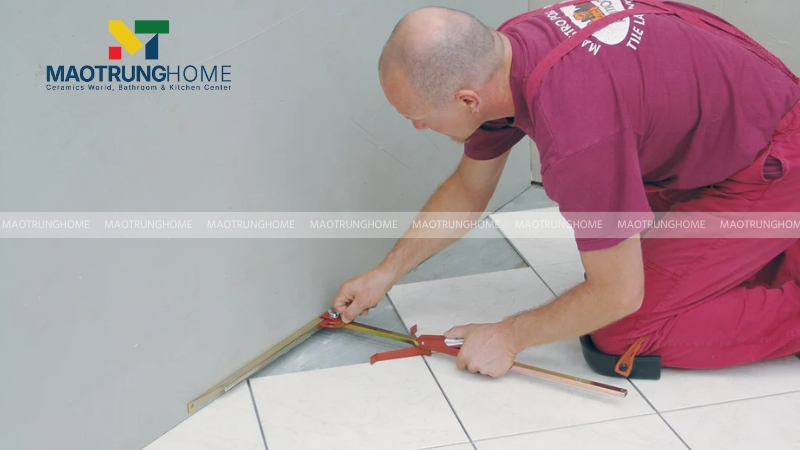 Kỹ thuật đo cắt gạch sát chân tường không mẻ men