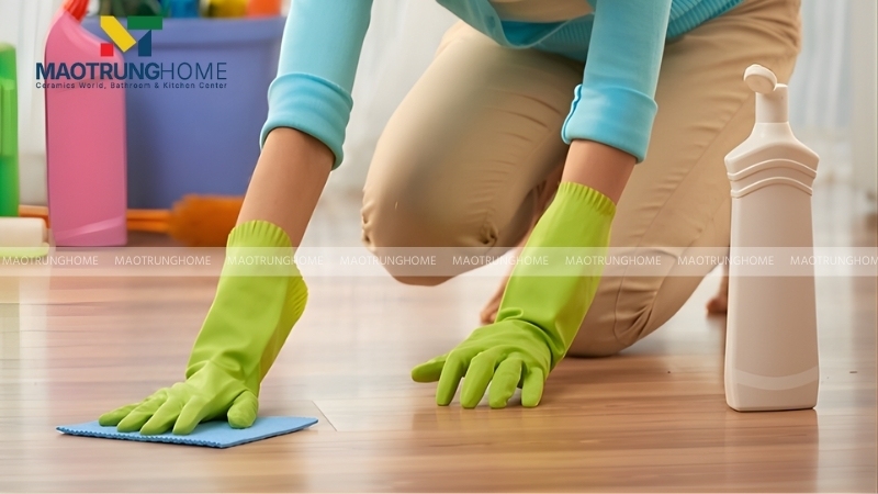 Vệ sinh bề mặt gạch vừa lát xong