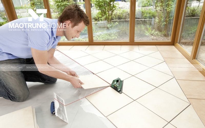 Đặt viên gạch đầu tiên ngay tại tâm phòng và xoay một góc 45°