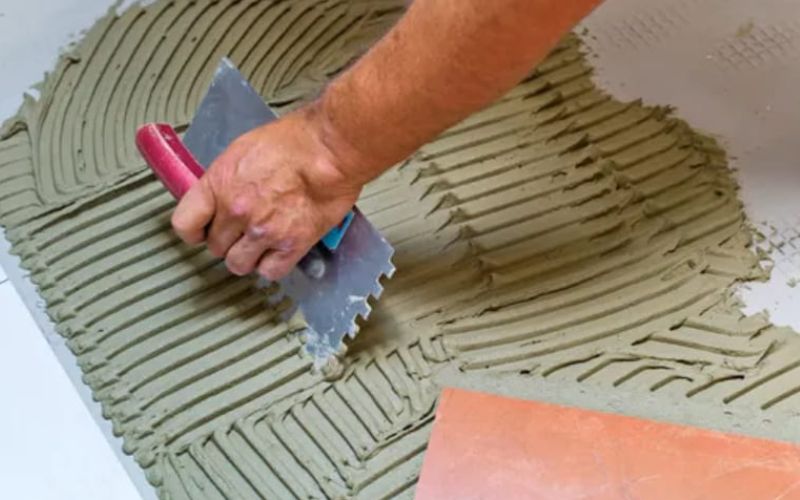Tạo rãnh cho lớp keo giúp tăng cường độ bám dính giữa gạch và bề mặt