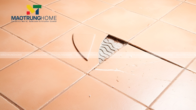 Sử dụng vật tư kém chất lượng sẽ khiến nền gạch nhanh chóng đứt gãy và bong tróc