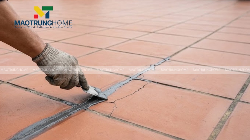 Nên trám lại ngay các vị trí ron bị nứt nẻ để ngăn nước ngấm