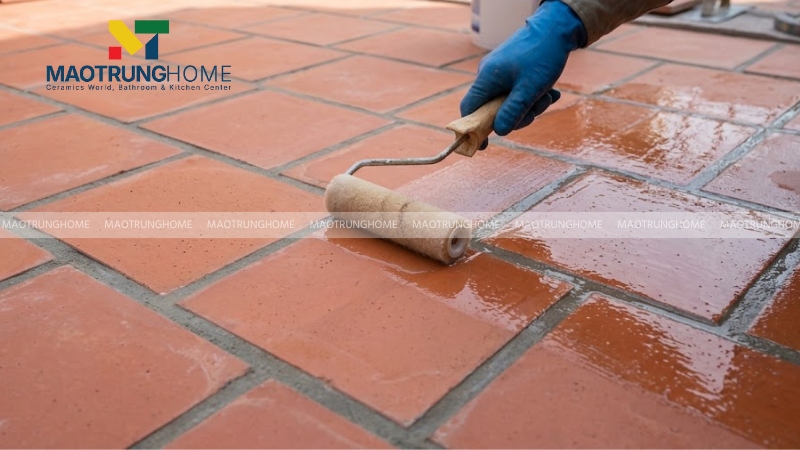 Quét hoặc phun một lớp keo bóng chống thấm lên mặt gạch tàu đã vệ sinh sạch