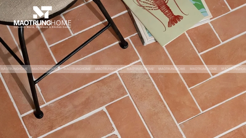 Lát gạch tàu xương cá nghệ thuật