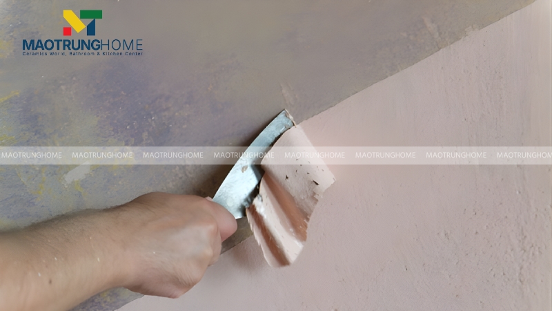 Bề mặt tường cầu thang cần phải được vệ sinh, làm phẳng trước khi ốp gạch