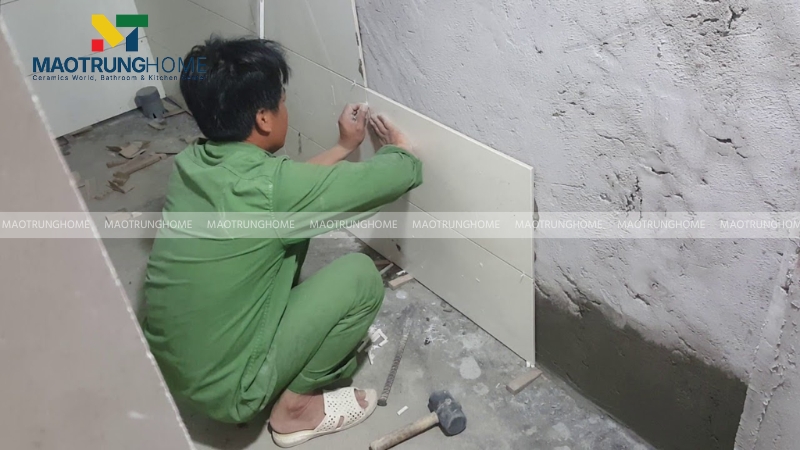 Gạch cần được ốp từ dưới lên