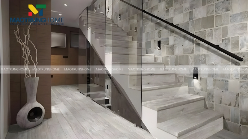 Gạch porcelain rất phù hợp để ốp gạch tường cầu thang
