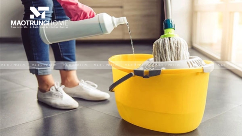 Lau lại sàn bằng nước sạch kết hợp vài giọt tinh dầu thiên nhiên