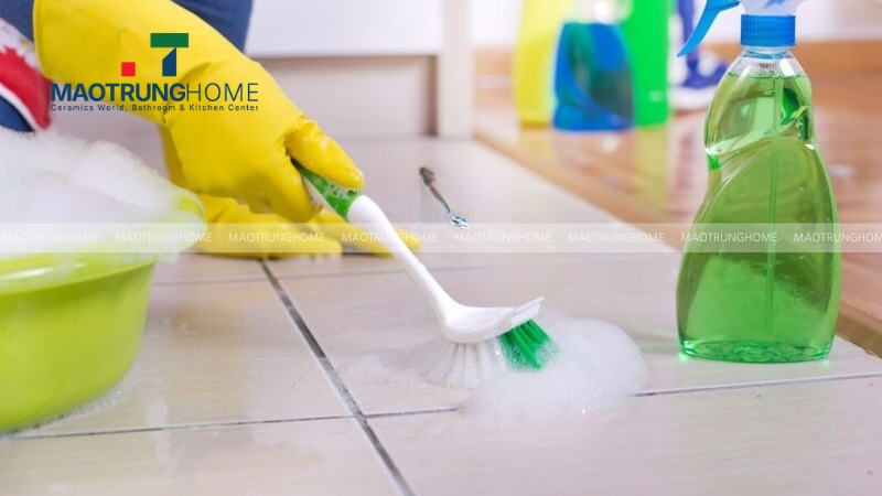 Nước tẩy gạch gốc kiềm giúp xử lý hiệu quả các vết bẩn cứng đầu