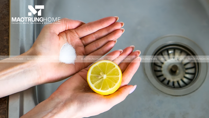 Sử dụng chanh và muối hạt tẩy phèn gạch