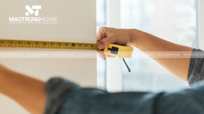 Bắt đầu đo đạc chiều dài và chiều cao của toàn bộ bức tường