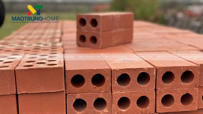 Gạch chỉ là loại vật liệu xây dựng truyền thống được làm từ đất sét nung ở nhiệt độ cao