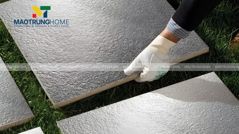 Cần chú ý bề mặt và hệ số ma sát cho gạch lát sân chống rêu
