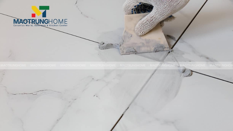 Nên đợi keo khô rồi tiến hành chà ron bằng keo chà ron epoxy