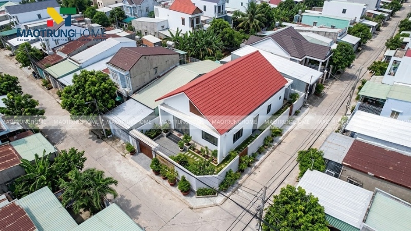 Nhà mái ngói đỏ với tường trắng sứ
