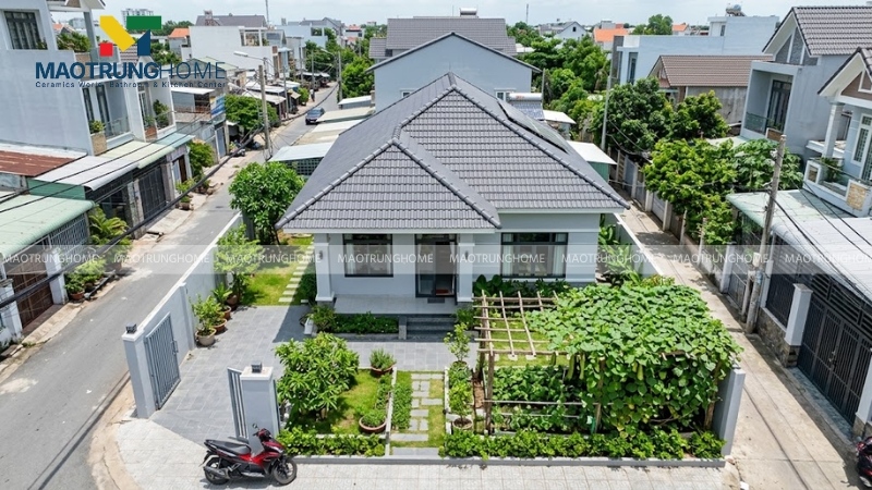 Nhà mái ngói xanh với tường ghi nhạt
