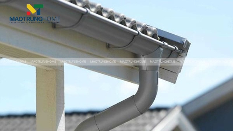 Bạn nên kiểm tra các vị trí giao nhau của mái để lắp đặt tấm chống thấm