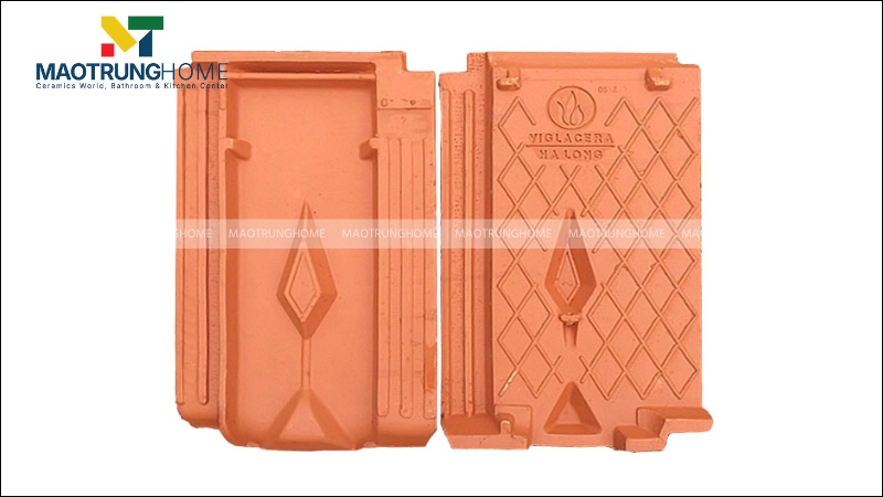 Ngói đất nung thường nặng hơn, khoảng 40-50 kg/m²