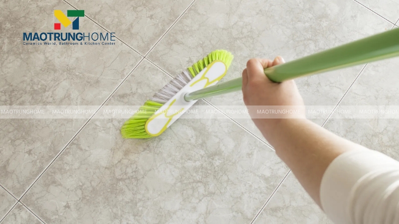 Nên dùng chổi cước mềm để vệ sinh bề mặt vật liệu nhám mờ