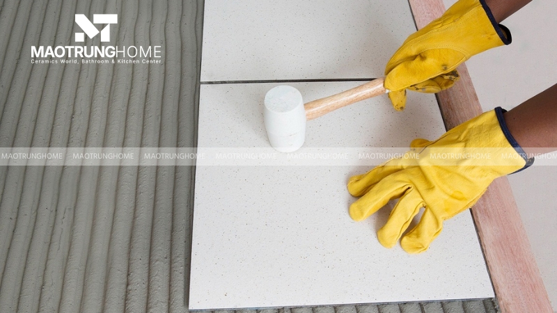 Búa cao su giúp gõ và điều chỉnh vị trí viên gạch