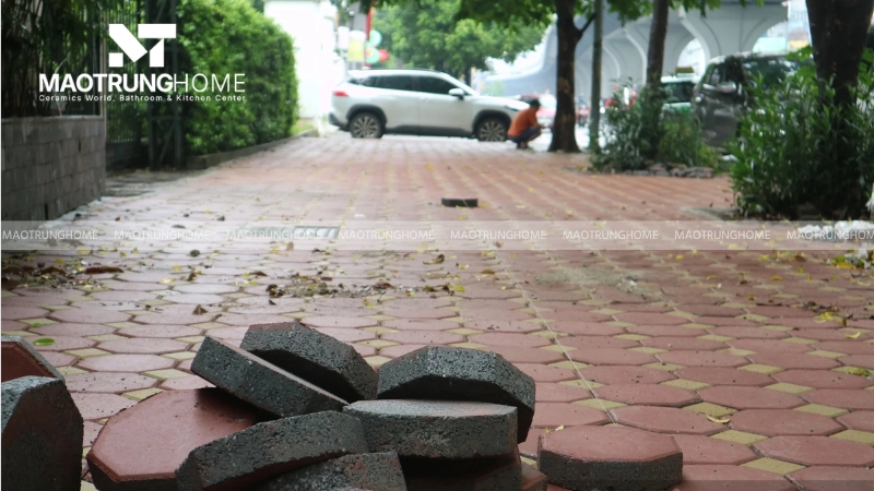 Bề mặt nhám chống trơn trượt, an toàn khi di chuyển dưới trời mưa