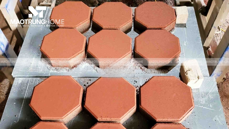 Gạch gốm bát giác mang sắc đỏ đất nung, đậm chất hoài cổ
