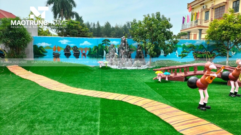 Bề mặt sần tăng độ bám, giúp học sinh di chuyển an toàn khi vui chơi